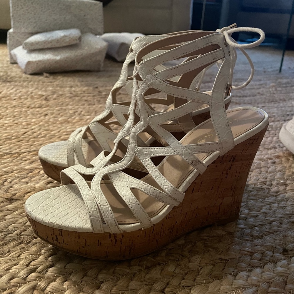 Excellent condition white GUESS wedges 8.5